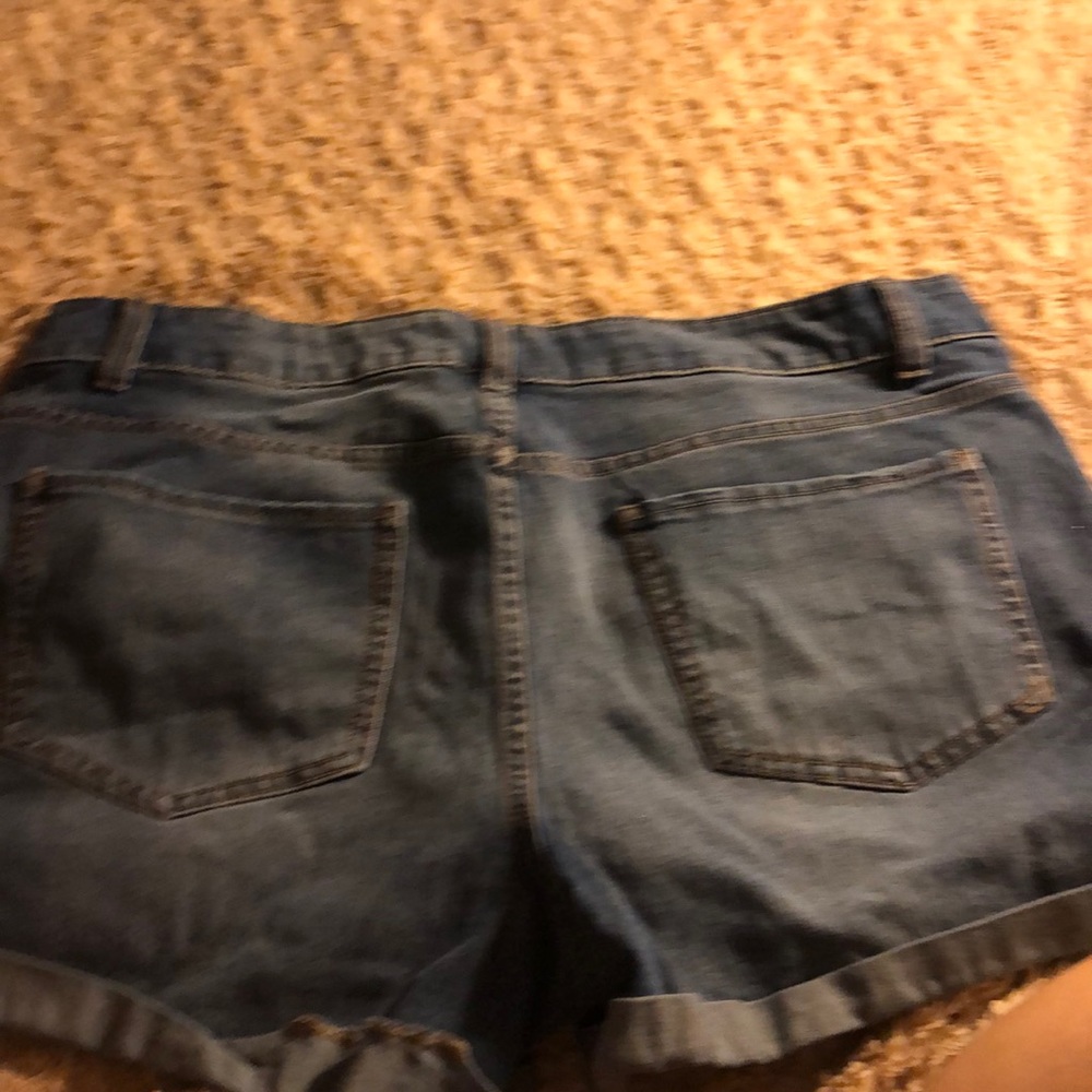 Shorts - Picture 3 of 3